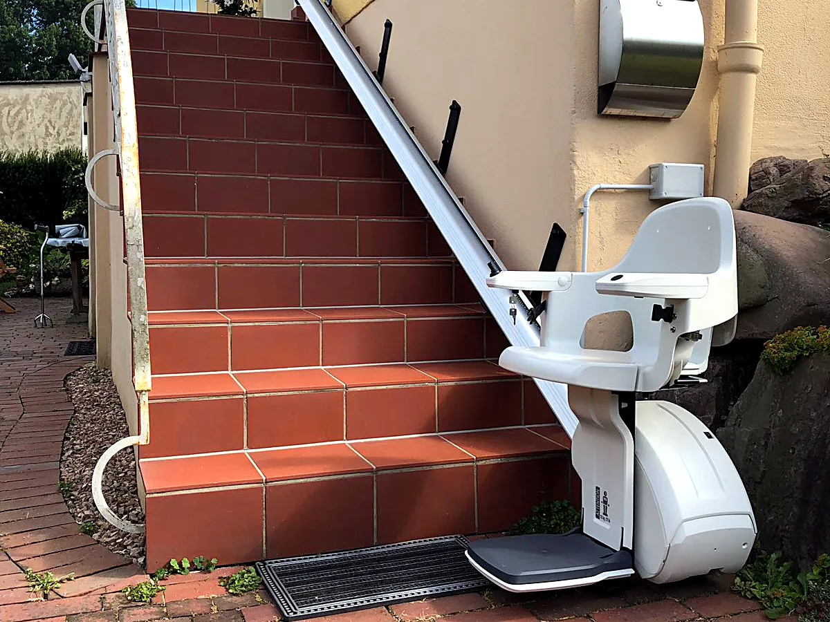 TK Access Homeglide Outdoor auf gefliester Eingangstreppe