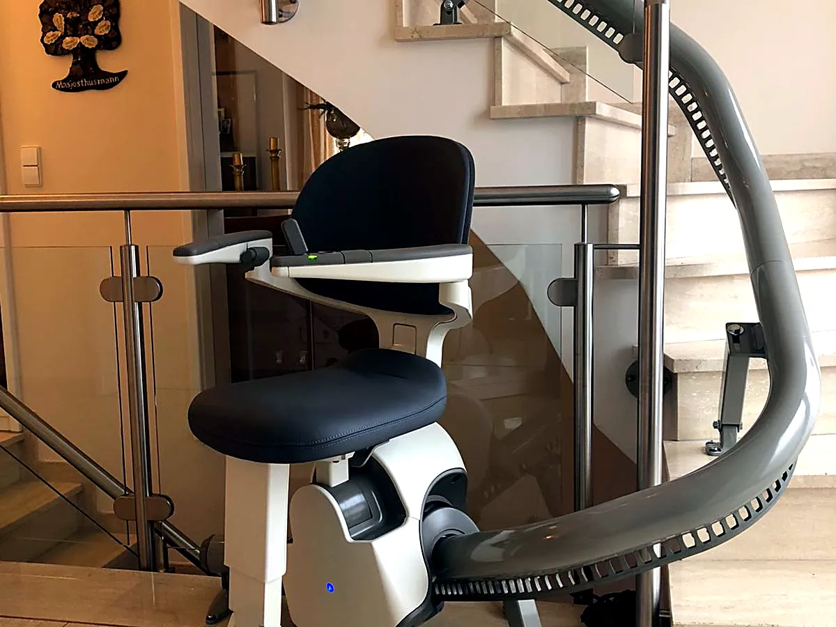 TK Access Flow X 1-Rohr-Treppenlift entlang Glasgeländer, Einfamilienhaus