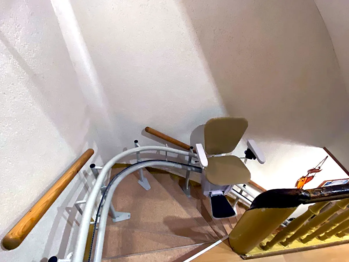 Lehner Alpha Classic in enger Altbau-Kurventreppe
