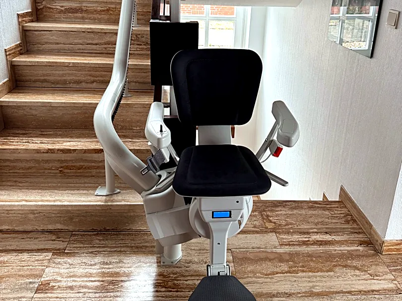 TK Access Flow X mit schwarzem Polster auf Natursteintreppe