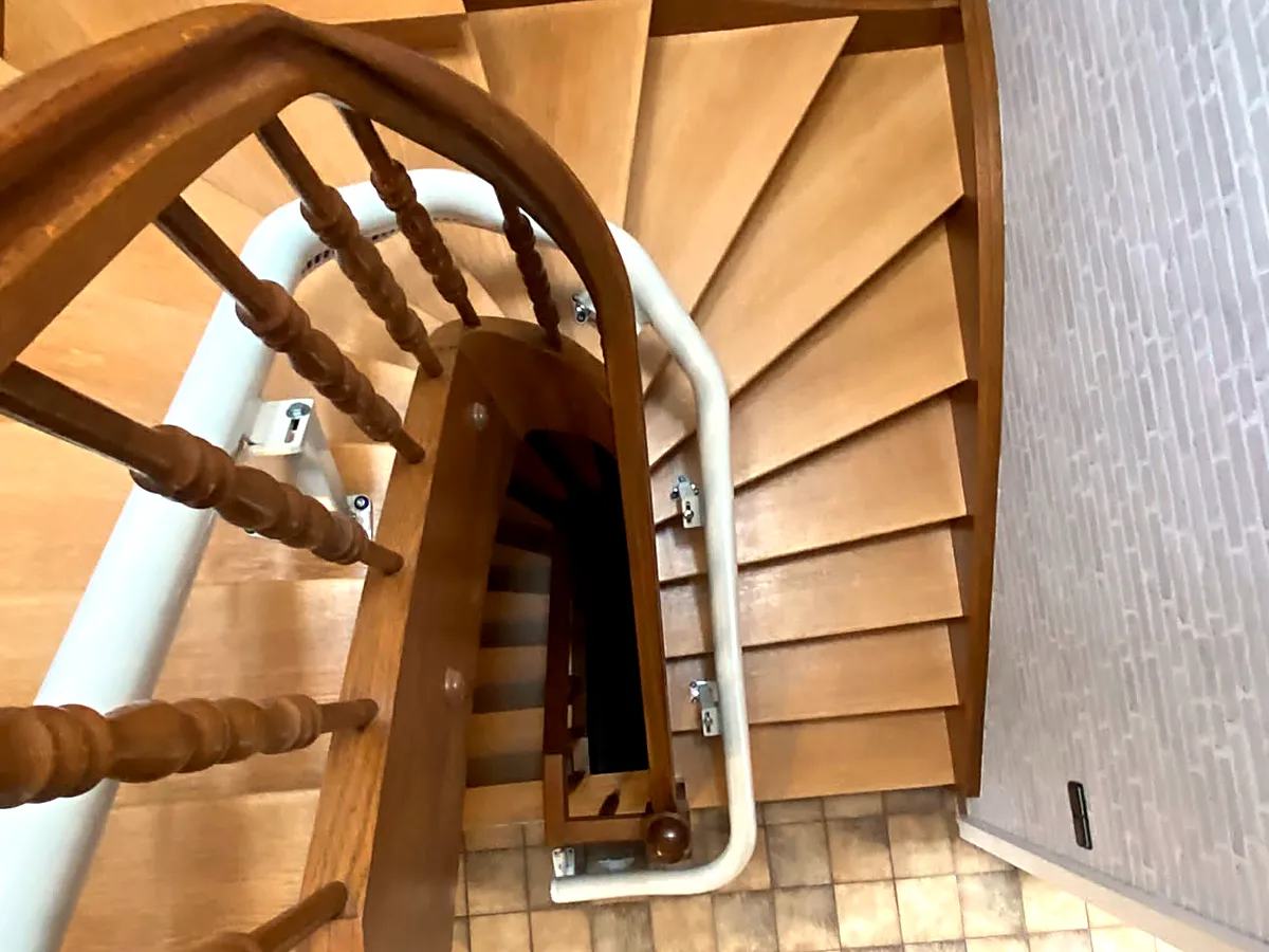 Schienenverlauf durch die Wendeltreppe – von oben